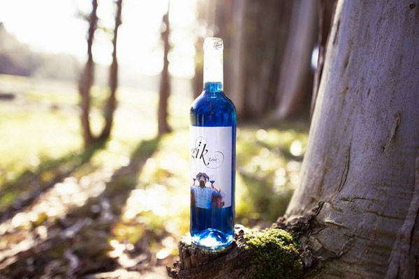 還記得藍色葡萄酒嗎？現在廠家把彩虹顏色都集齊了